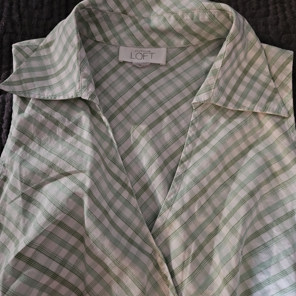 Women's sleeveless top with collar. - Picture 2 of 3